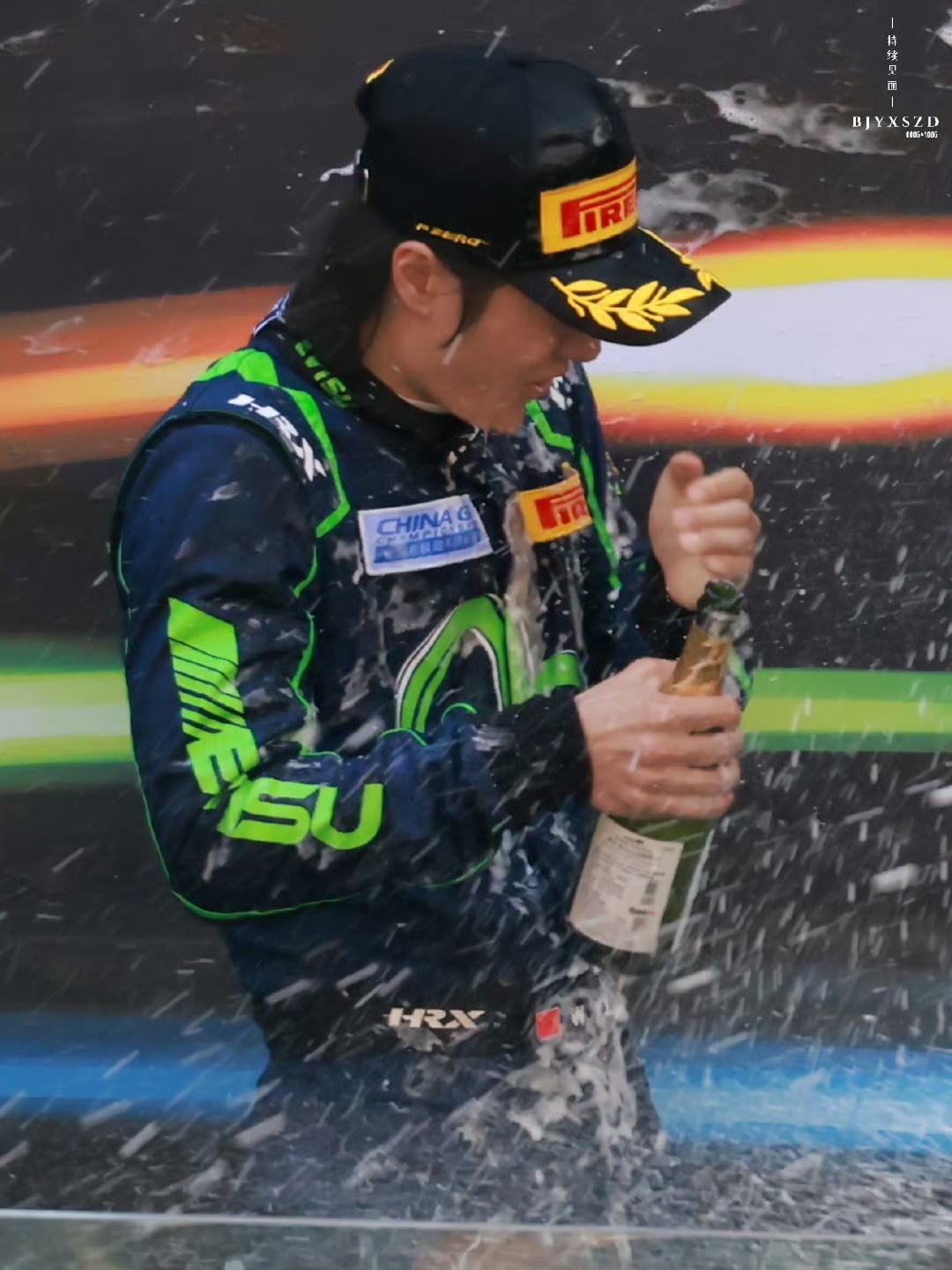 赛车选手刷新世界纪录,震撼全场 赛车选手刷新世界纪录,震撼全场