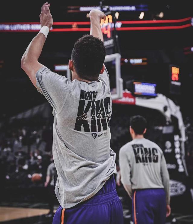 国王鏖战马刺,布克刷新纪录 国王鏖战马刺,布克刷新纪录