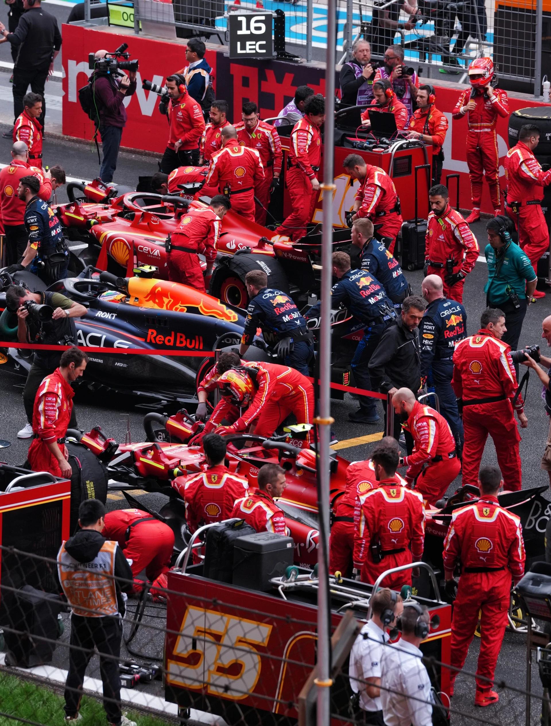 迈凯伦鏖战雷诺车队,汉密尔顿点燃赛场 迈凯伦鏖战雷诺车队,汉密尔顿点燃赛场