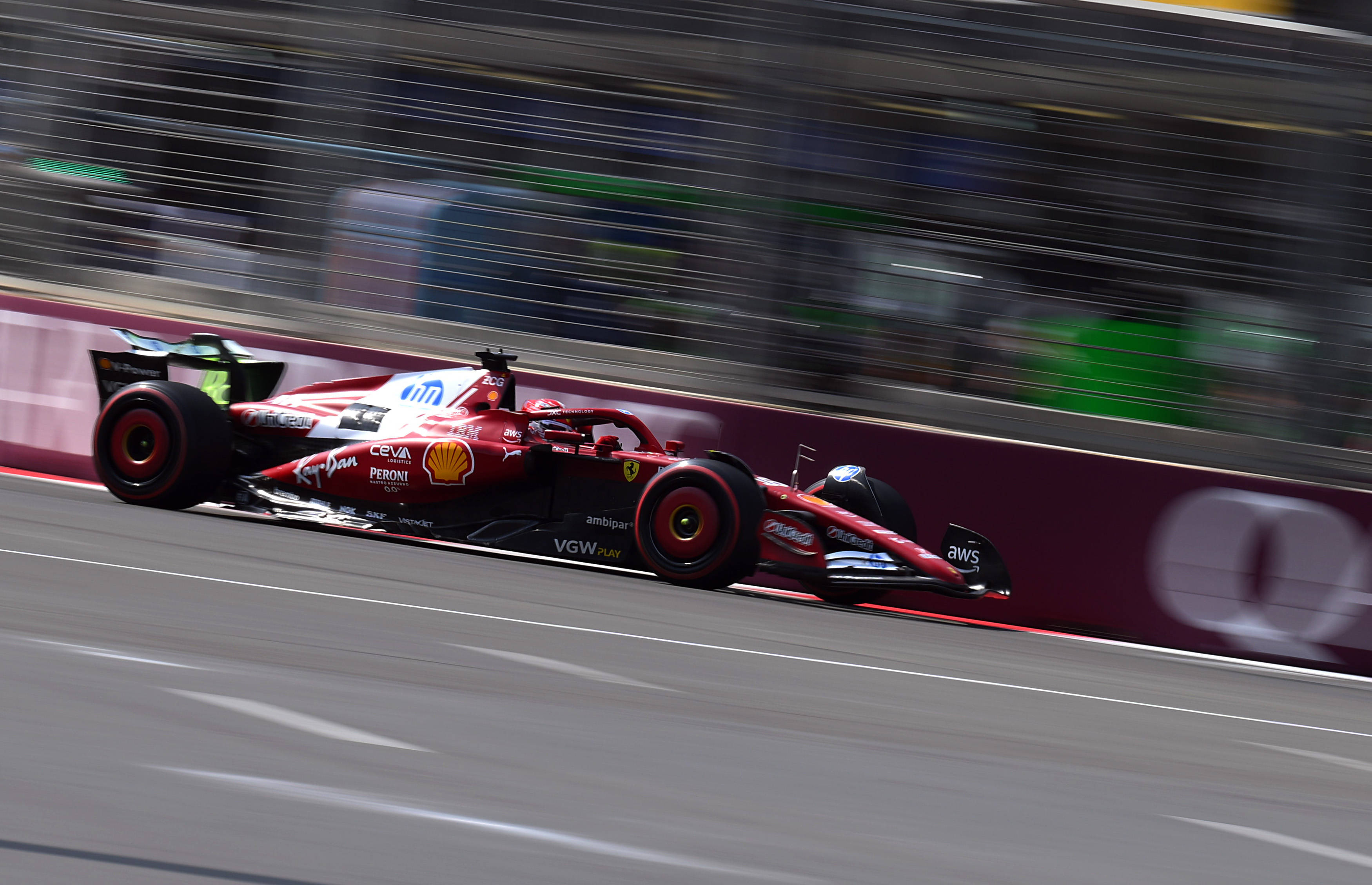 哈斯车队轻取迈凯伦，汉密尔顿关键制胜